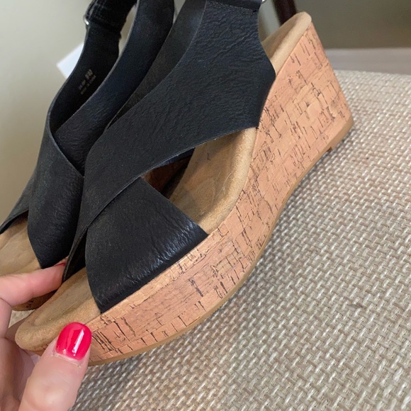 Chinese Laundry Wedges - Picture 3 of 3